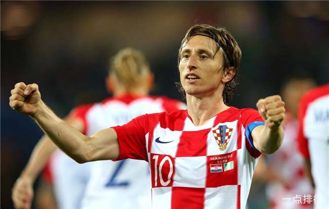 法兰克福球迷诺坎普燃放焰火投掷玻璃杯