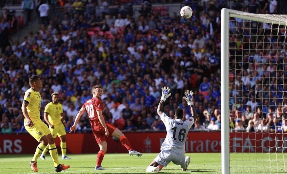 申京隔扣颜射亚当斯，后者按头锁喉遭申京“挑衅”：就扣你这混球