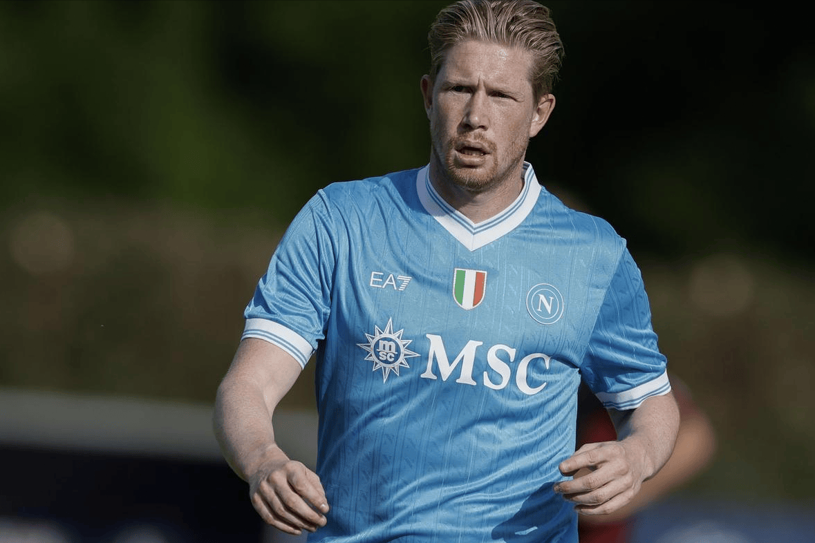 国安全队抵达北京，大兴机场内围满前来接机的国安球迷